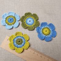 Handgemachte 4er-Set Häkelblumen in verschiedenen Blau- und Grüntönen Bild 4