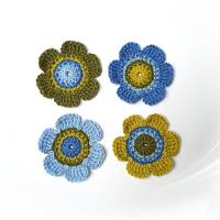 Handgemachte 4er-Set Häkelblumen in verschiedenen Blau- und Grüntönen Bild 5