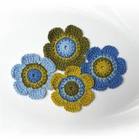 Handgemachte 4er-Set Häkelblumen in verschiedenen Blau- und Grüntönen Bild 6