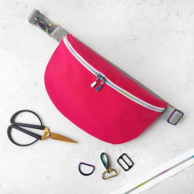 Bauchtasche für Teens in pink mit coolen Regenbogen-Elementen