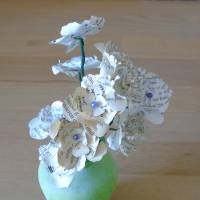 Papierblumen - Blütenstaude Blütenmix // Dekoration // alte Buchseiten // alte Noten // Papierblüten Bild 6