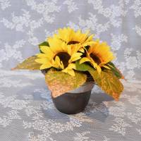 Gesteck mit Sonnenblumen im braunen Keramiktopf. Bild 1