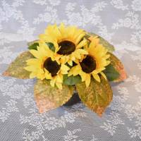 Gesteck mit Sonnenblumen im braunen Keramiktopf. Bild 2
