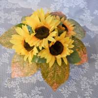 Gesteck mit Sonnenblumen im braunen Keramiktopf. Bild 3