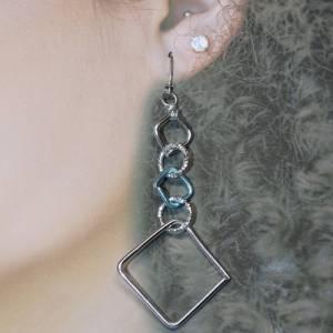 Himmelblaue Eleganz: Handgefertigte Silberdraht-Ohrringe mit Diamantschliffringen & himmelblauem Akzent. Perfekt für bes Bild 2