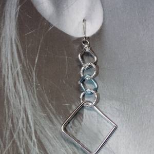 Himmelblaue Eleganz: Handgefertigte Silberdraht-Ohrringe mit Diamantschliffringen & himmelblauem Akzent. Perfekt für bes Bild 9