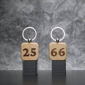 Schlüsselanhänger aus Holz personalisiert mit Deinen Wunschzahlen Nummern gelasert persönliches Geschenk Bild 2