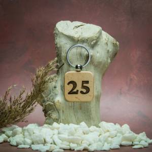 Schlüsselanhänger aus Holz personalisiert mit Deinen Wunschzahlen Nummern gelasert persönliches Geschenk Bild 9