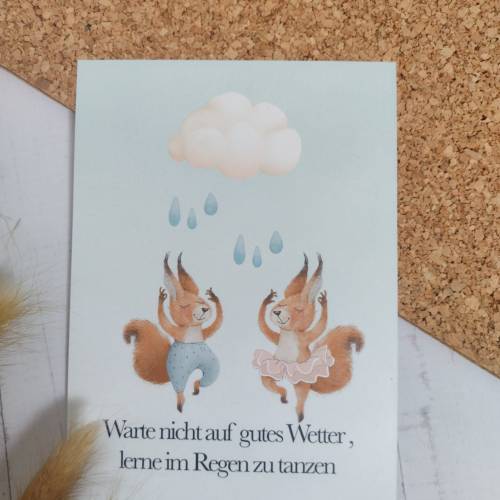 Postkarte  mit Eichhörnchen im Regen Tanzen