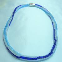 schicke sommerliche Kette in Herringbone-Technik  in blau-hellblau-weiss-Tönen mit Magnetverschluss Bild 1