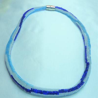 schicke sommerliche Kette in Herringbone-Technik  in blau-hellblau-weiss-Tönen mit Magnetverschluss