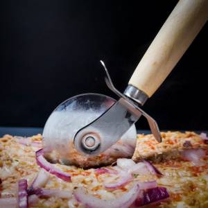 personalisierter Pizzaschneider kleines Mitbringsel Präsent Pizzaroller Bild 2