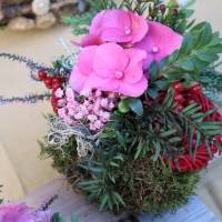 Mooskugel frisch mit Blüten Grün und Beeren dekoriert Bild 7