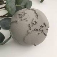 Für Weltenbummler: Cooler Globus aus Beton, Erdkugel, grau, ca. 8 cm Durchmesser Bild 1