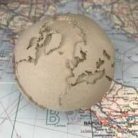 Für Weltenbummler: Cooler Globus aus Beton, Erdkugel, grau, ca. 8 cm Durchmesser Bild 2