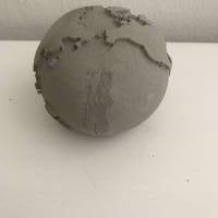Für Weltenbummler: Cooler Globus aus Beton, Erdkugel, grau, ca. 8 cm Durchmesser Bild 3