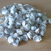 Papierblumen - Mix von Miniröschen aus alten Buchseiten // Streudeko // Miniblüten // Tischdeko // kleine gerollte Rosen Bild 1