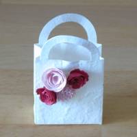 Geschenkverpackung - kleines Täschchen aus weißem Maulbeerbaumpapier mit vier Miniröschen in Rot und Rosa Bild 1