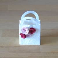 Geschenkverpackung - kleines Täschchen aus weißem Maulbeerbaumpapier mit vier Miniröschen in Rot und Rosa Bild 2