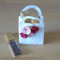 Geschenkverpackung - kleines Täschchen aus weißem Maulbeerbaumpapier mit vier Miniröschen in Rot und Rosa Bild 4