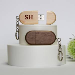 USB-Stick personalisiert mit Deinen Initialen Schlüsselanhänger aus Holz Memory Speicher als persönliches Geschenk Bild 1