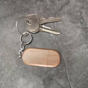 USB-Stick personalisiert mit Deinen Initialen Schlüsselanhänger aus Holz Memory Speicher als persönliches Geschenk Bild 3
