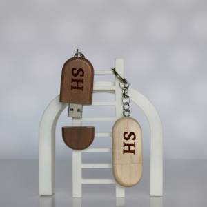 USB-Stick personalisiert mit Deinen Initialen Schlüsselanhänger aus Holz Memory Speicher als persönliches Geschenk Bild 4