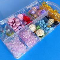 Perlensortiment, Perlenmix, bunte Mischung, Blüten, Kelche, Herzen, Sterne, Tropfen, Perlenset, Sortierbox Bild 2