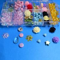 Perlensortiment, Perlenmix, bunte Mischung, Blüten, Kelche, Herzen, Sterne, Tropfen, Perlenset, Sortierbox Bild 3