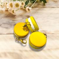 Macaron mit gelbem Farbverlauf, Charm, Anhänger, Fimo, Miniaturfood Bild 1