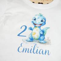 Personalisiertes Shirt Geburtstag Dino Blau mit Name & Zahl Bild 2