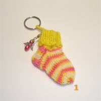 1 Schlüsselanhänger Minisocken, Zwergensocken in gelb, pink und weiß mit Anhänger Bild 3