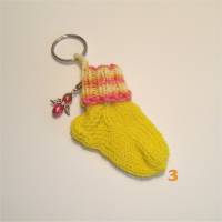 1 Schlüsselanhänger Minisocken, Zwergensocken in gelb, pink und weiß mit Anhänger Bild 5