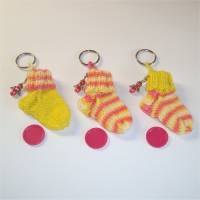 1 Schlüsselanhänger Minisocken, Zwergensocken in gelb, pink und weiß mit Anhänger Bild 6