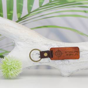 Schlüsselanhänger personalisiert mit Deinen GPS-Koordinaten Anhänger aus Holz  persönliches Geschenk Bild 1
