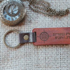 Schlüsselanhänger personalisiert mit Deinen GPS-Koordinaten Anhänger aus Holz  persönliches Geschenk Bild 4