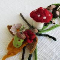 gefilzter Fliegenpilz mit gefilzten kastanien,Eicheln,Filzblumen,tannenzapfen,Dekoration Bild 7