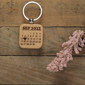 Schlüsselanhänger mit Kennenlerntag  Save the Date Schlüsselanhänger aus Holz  tolles Geschenk Bild 2