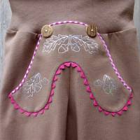 Pumphose im Lederhosenstyle, trachtige Jerseyhose mit pinkfarbigem Karopaspel Bild 6