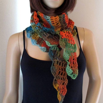 Leichtes kleines Schaltuch, Halstuch mit hübscher Musterkante und tollem Farbverlauf, Dreieckstuch, gehäkelt