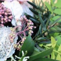 Moostorte frisch groß mit Teelicht Blüten Grün und Beeren dekoriert Bild 6