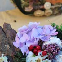 Moostorte frisch groß mit Teelicht Blüten Grün und Beeren dekoriert Bild 7