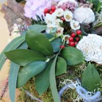 Moostorte frisch groß mit Teelicht Blüten Grün und Beeren dekoriert Bild 8