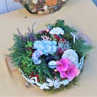 Moostorte frisch groß mit Teelicht Blüten Grün und Beeren dekoriert Schmetterlinge Bild 5