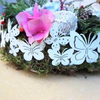 Moostorte frisch groß mit Teelicht Blüten Grün und Beeren dekoriert Schmetterlinge Bild 7