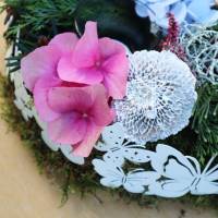 Moostorte frisch groß mit Teelicht Blüten Grün und Beeren dekoriert Schmetterlinge Bild 9