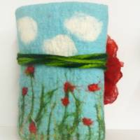 Handgefertigtes Etui mit abnehmbarer roter Blüte aus Wolle und Seide Bild 2