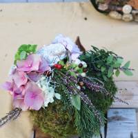Mooskugel frisch mit Blüten Grün und Beeren dekoriert groß Bild 3