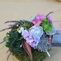 Mooskugel frisch mit Blüten Grün und Beeren dekoriert groß Bild 5