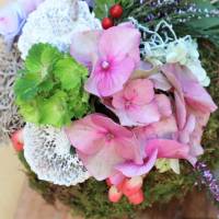 Mooskugel frisch mit Blüten Grün und Beeren dekoriert groß Bild 6
